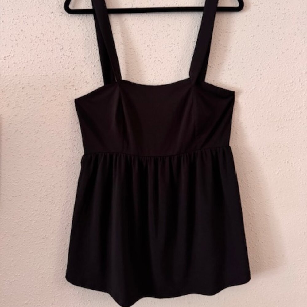 Top negro básico (Black wide-strap top, soft and versatile)